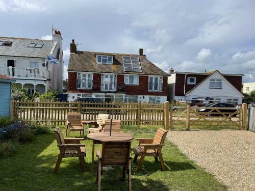 Beach Fronted Studio Apartment Sleeps 2 Adults And 1 Child