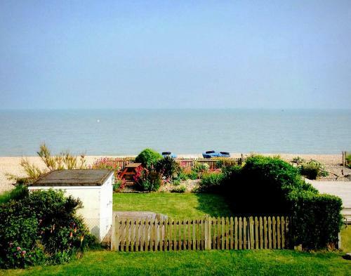 Coastal Cottage - On The Beach In Tranquil Pevensey Bay