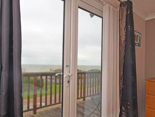 Coastal Cottage - On The Beach In Tranquil Pevensey Bay