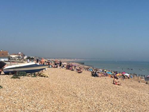 Coastal Cottage - On The Beach In Tranquil Pevensey Bay