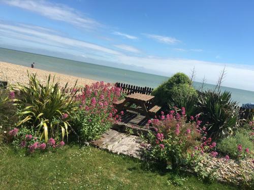 Coastal Cottage - On The Beach In Tranquil Pevensey Bay