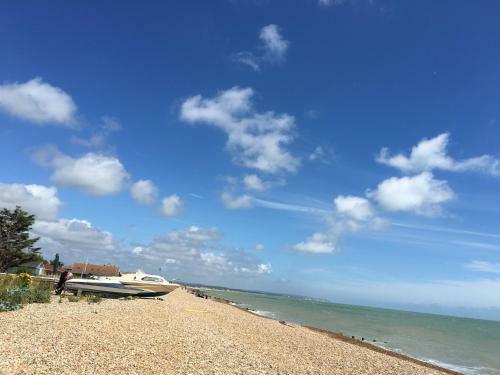 Coastal Cottage - On The Beach In Tranquil Pevensey Bay