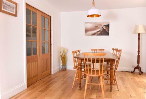 Coastal Cottage - On The Beach In Tranquil Pevensey Bay