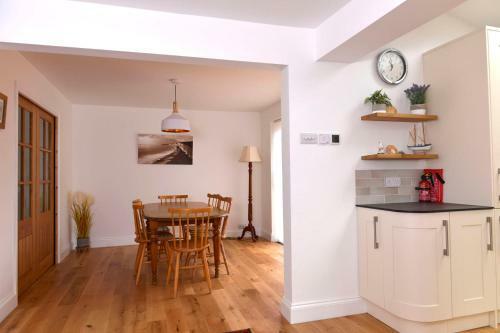 Coastal Cottage - On The Beach In Tranquil Pevensey Bay