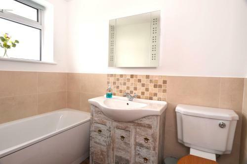 Coastal Cottage - On The Beach In Tranquil Pevensey Bay