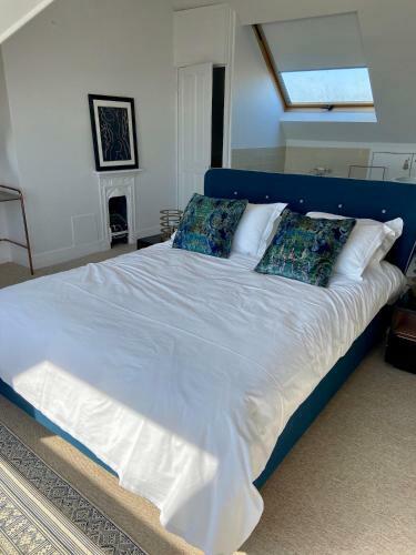 Stunning 4 Bed House With Private Beach