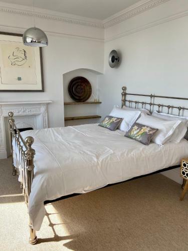 Stunning 4 Bed House With Private Beach