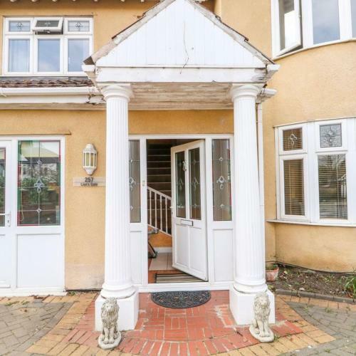 Lion's Gate By Incredible Stay Ltd