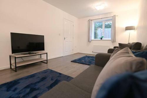 Modern 3 Bedroom House - Newly Furnished