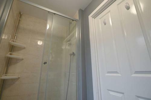 Modern 3 Bedroom House - Newly Furnished