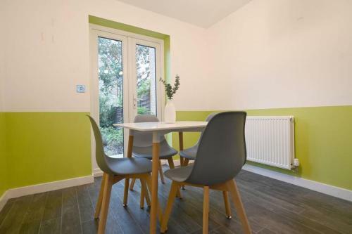 Modern 3 Bedroom House - Newly Furnished
