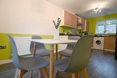 Modern 3 Bedroom House - Newly Furnished