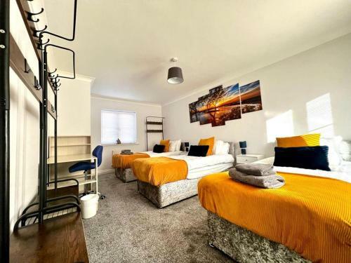 Boleyn Avenue By Incredible Stay