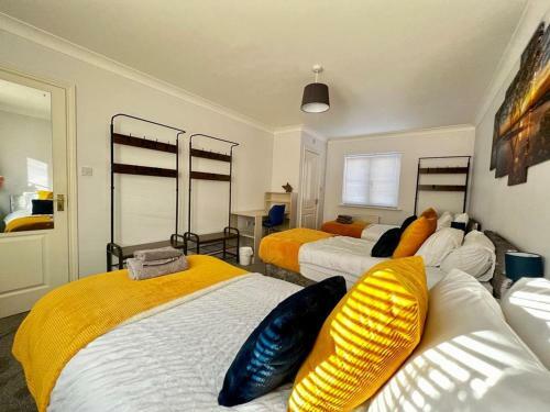 Boleyn Avenue By Incredible Stay
