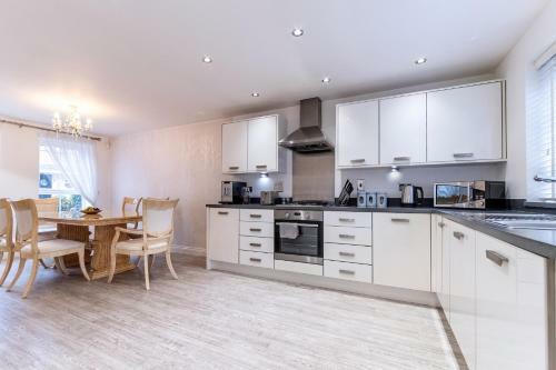 Long Stays 20pct Off-large 4bed-pooltable-parking