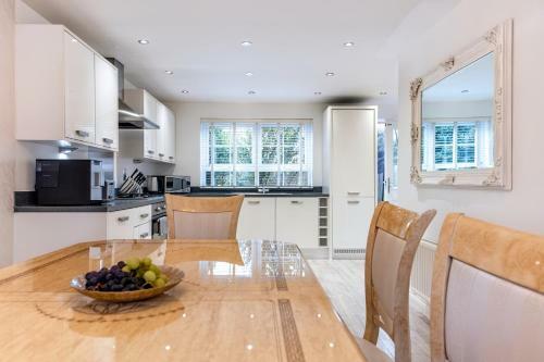 Long Stays 20pct Off-large 4bed-pooltable-parking