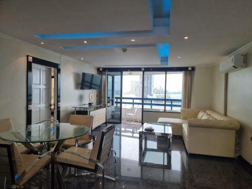 Thailand Pattaya Front Line Beach Apartment