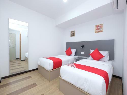 Oyo 44043 First Garden Hotel