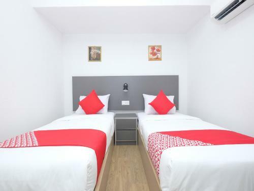 Oyo 44043 First Garden Hotel