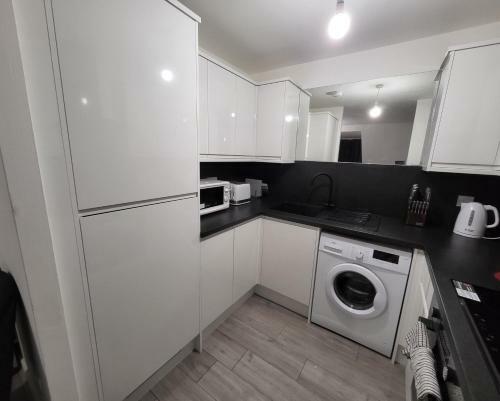 Stylish Modern 2 Bedroom Apartment With Parking