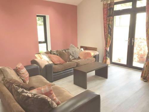 Delightful Detached Cottage In Village Centre