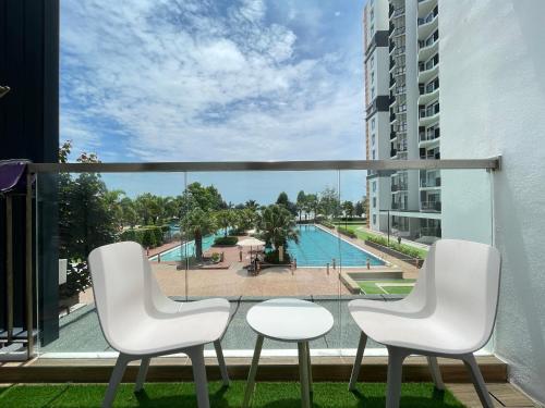Heavenly@timurbay - 2 Bedroom Poolfront Apartment