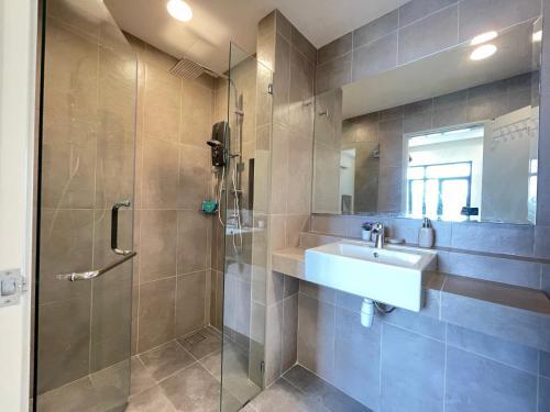 Heavenly@timurbay - 2 Bedroom Poolfront Apartment
