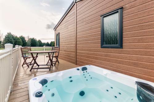 Pine Lodge With Hot Tub