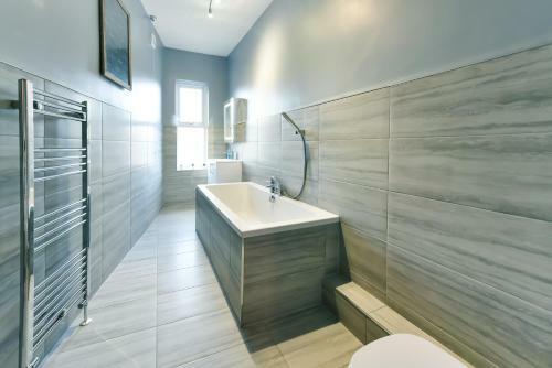 Apartamento Breathtaking 4 Bedroom House - Free Parking