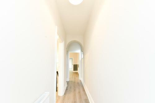 Apartamento Breathtaking 4 Bedroom House - Free Parking