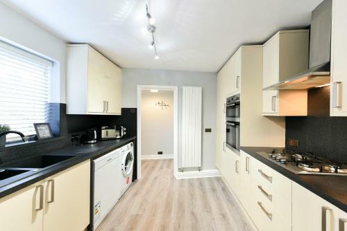 Apartamento Breathtaking 4 Bedroom House - Free Parking