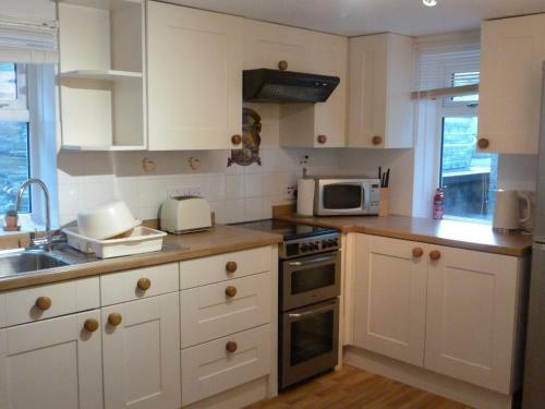Poppys Cottage - A Charming Seafront Cottage
