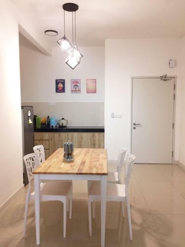 Apartamento Del?s Guesthouse @ Southville Same Level With Pool Fits 8