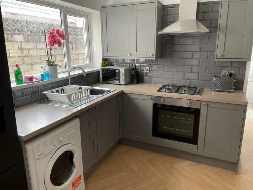 Apartamento Stop At Pendarvis, Stone Throw From Beach!