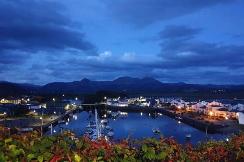 Porthmadog Harbour Town - High Street Apartment.
