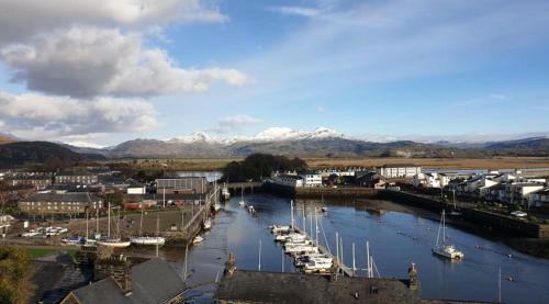 Porthmadog Harbour Town - High Street Apartment.