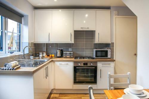 Poole House For 6 Parking, 3mins From Waterfront