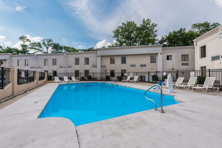Hotel Days Inn & Suites Cincinnati
