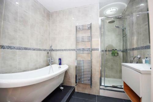 Apartamento Spacious 3 Bedroom Beachfront Property With Amazing Sea Views!