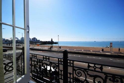 Apartamento Spacious 3 Bedroom Beachfront Property With Amazing Sea Views!