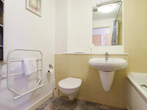Pass The Keys 2bed Central Apartment In Gunwharf Sleeps 4