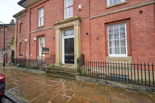 A Stylish Apartment With Parking In Preston