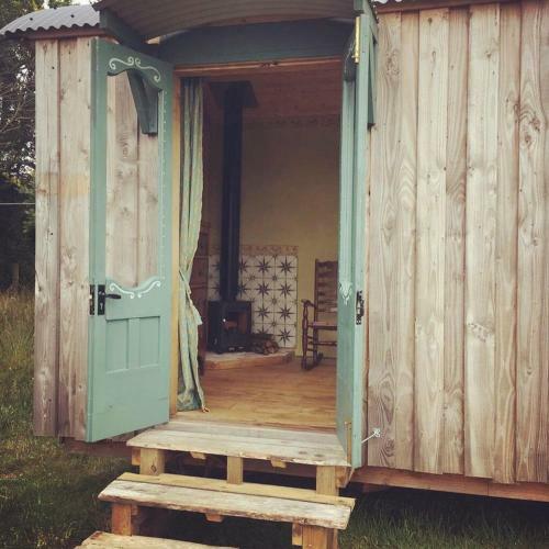 Hostal Sky View Shepherd's Huts With Woodburning Hot Tub