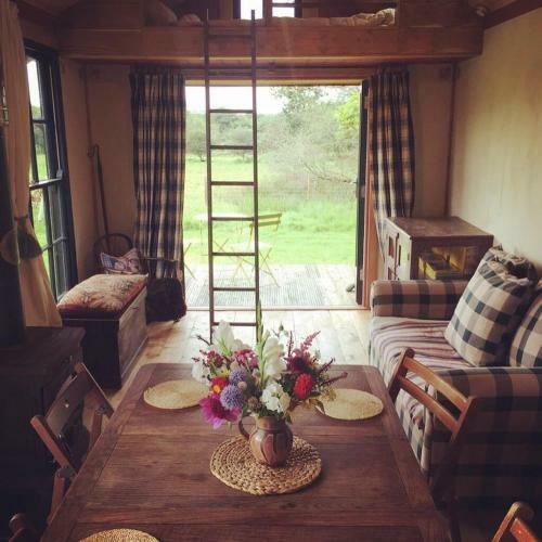 Hostal Sky View Shepherd's Huts With Woodburning Hot Tub