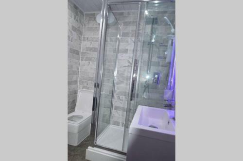 Apartamento Morden Central Self Contained Flat By Cozynest