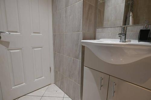 Modern 'serviced Apartment' Sleeps 4