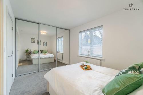 Stylish 4 Bed Family Home At Madejski, Reading University