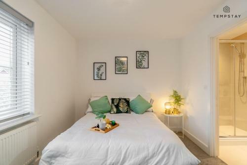 Stylish 4 Bed Family Home At Madejski, Reading University