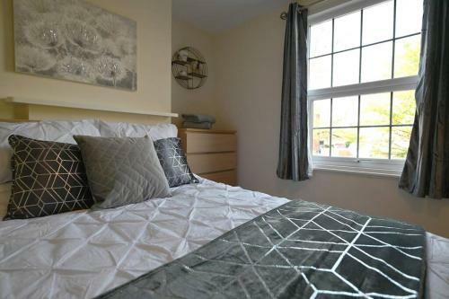 Four Bedroom House - Reading Town Centre