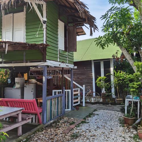 Hostal Mykampung Chalet
